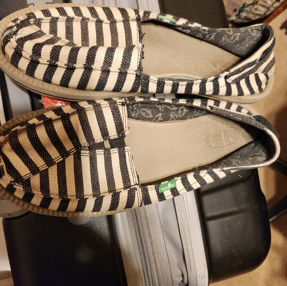 Sanuk size 8 Zebra stripe